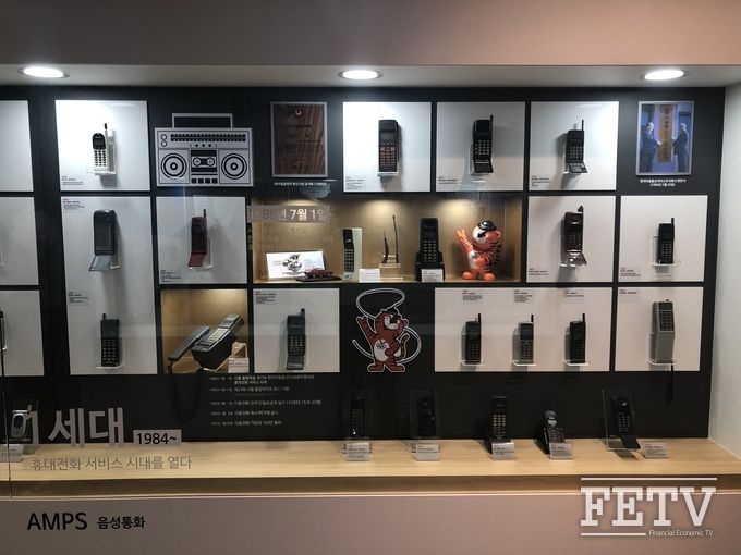 SK텔레콤이 휴대전화 서비스 30주년을 맞이해 이달 9일부터 31일까지 종로구에 위치한 대한민국 역사박물관에서 '휴대전화 30주년 기념 특별전'을 마련한다.