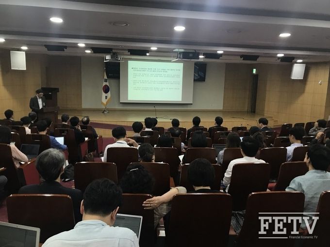 11일 서울 여의도 국회의원회관 제2소회의실에서 열린 ‘인터넷전문은행 도입 1년의 성과 평가 및 향후 과제’를 주제로 토론회에서 김우진 한국금융연구원 박사가 주제발표하고 있다.