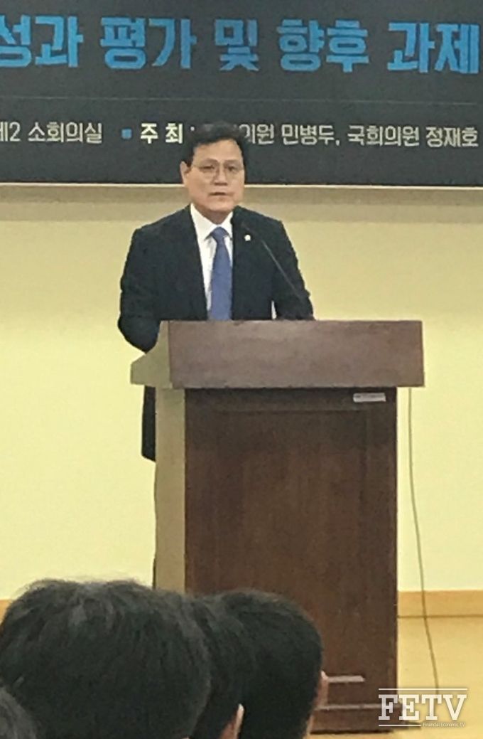 11일 서울 여의도 국회의원회관 제2소회의실에서 열린 ‘인터넷전문은행 도입 1년의 성과 평가 및 향후 과제’를 주제 토론회에 앞서 최종구 금융위원장이 축사하고 있다.