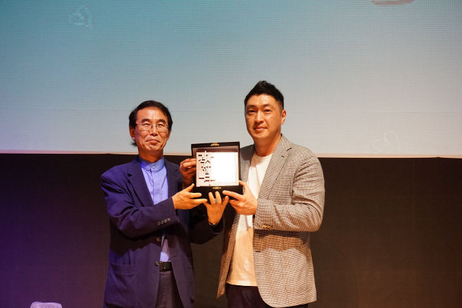 지난 15일 경기도어린이박물관 공연장에서 열린 '부모, 길을 묻다' 강연에서 양원모 경기도어린이박물관장(왼쪽)이 한샘 원홍석 대외협력팀장에게 감사패를 전달하고 있다.