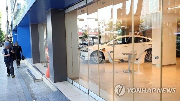 승용차에 적용하는 개별소비세율이 지난 19일부터 연말까지 출고분을 대상으로 5%에서 3.5%로 1.5%포인트(30%) 인하된다. 사진은 서울 시내 한 자동차 전시장