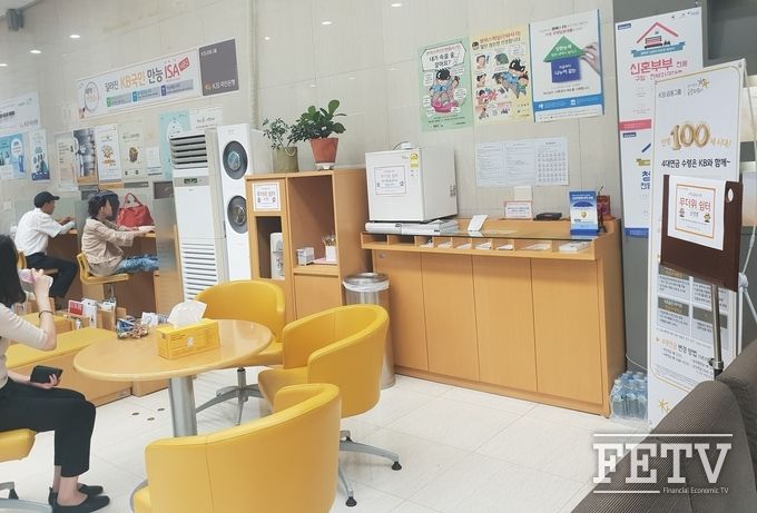 은행권이 무더위 쉼터 운영 점포를 6000여개로 대폭 확대하고 범정부 폭염 대책 마련에 동참했다. 사진은 KB국민은행 서린동 지점 무더위 쉼터 모습.