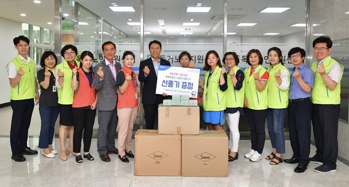NH농협은행은 지난달 30일부터 이달 30일까지 한 달간 ‘말벗서비스’ 강화 기간으로 선정한 가운데 지난 10일 주재승 NH농협은행 부행장을 비롯한 디지털금융부문 직원과 상담사들은 경기도 부천시 도당동에 위치한 부천시독거노인지원센터를 방문, 말벗서비스 대상 노인 돌봄 활동을 실시했다