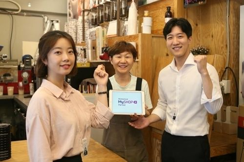신한카드가 소상공인을 지원하고자 빅데이터와 인공지능(AI) 역량을 바탕으로 개발한 마케팅 플랫폼 ‘신한카드 마이샵(MySHOP)’을 무료로 제공한다고 12일 밝혔다.<br>
