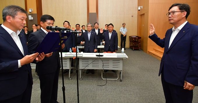 20일 서울시 중구 통일로 NH농협은행 본점 대회의실에서 이대훈 은행장(오른쪽)을 비롯한 임직원들이 '영업활동 윤리이행'을 선언하고 있다.