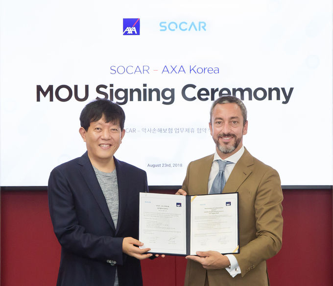 지난 23일 용산구 소재 AXA손해보험 본사에서 진행된 MOU체결식에서 AXA손해보험 질 프로마조 대표이사와 쏘카의 이재웅 대표이사가 기념 촬영을 하고 있다.