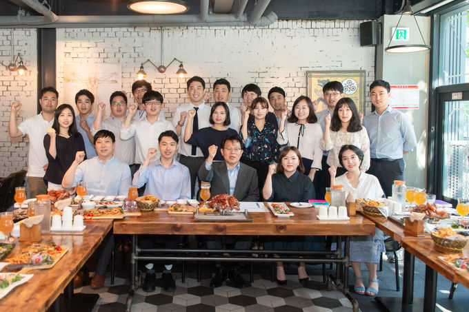 31일 종로구에 위치한 헌터스문(농협목우촌 운영)에서 NH농협금융지주 김광수 회장(앞줄 가운데)이 간담회 후 NH미래혁신리더들과 기념촬영을 하고 있다.