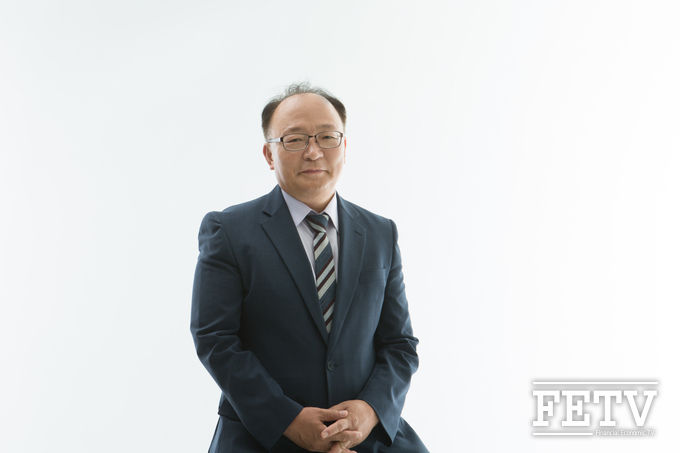 엄장식 메리츠화재 충청본부 팀장(FP)은 지난달 선정된 2018년 ‘블루리본 컨설턴트’에도 어김없이 이름을 올렸다. 블루리본 인증이 처음 도입된 지난 2011년부터 올해까지 8년 연속 선정된 유일한 손해보험설계사다. 블루리본은 최고의 손보설계사를 상징한다.