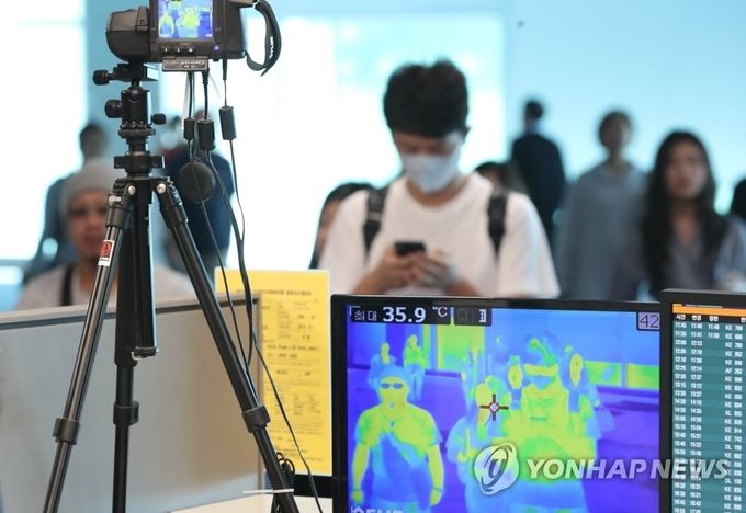 국내에서 3년 만에 메르스(중동호흡기증후군) 환자가 발생한 가운데 10일 오전 인천국제공항 제2터미널에서 입국객들이 체온을 측정하기 위한 열화상카메라 앞을 지나고 있다. (사진=연합뉴스)