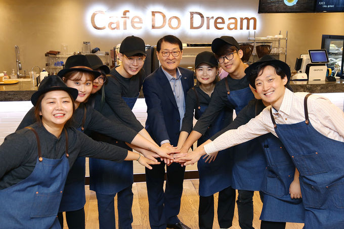 신한은행은 서울 중구 세종대로 소재 본점 15층에서 학교 밖 청소년 대상 직업 교육 및 일자리 창출 지원 사업인 ‘도심 속 일터학교-카페 두드림’을 오픈했다고 12일 밝혔다.