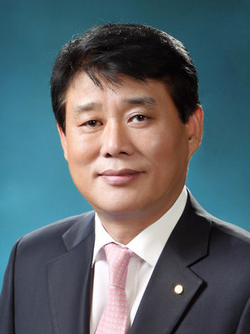 조규송 아주저축은행 대표. 조 대표는 청북 청주출신으로, 우리은행 업무지원그룹 상무를 역임했다.