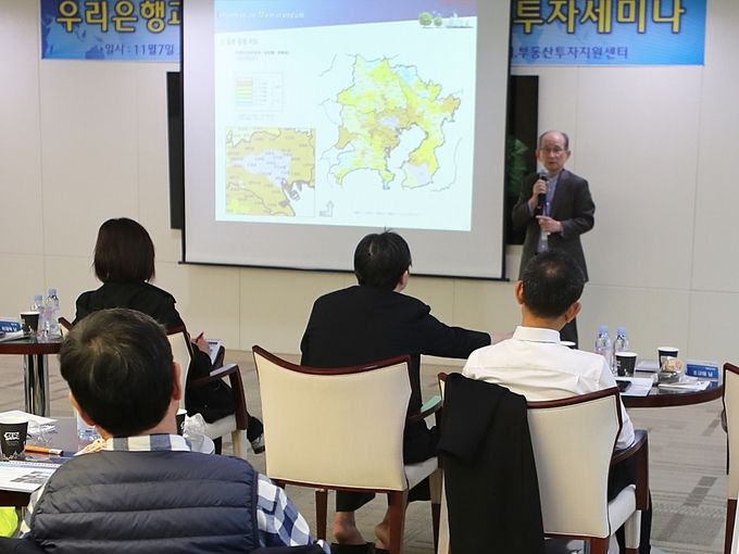 우리은행은 지난 7일 서울시 중구에 위치한 본점 패밀리오피스센터에서 일본 부동산 투자 세미나를 실시했다. 박석훈 KIA트러스트 고문이 세미나 참석자들에게 일본 부동산 투자에 대해 강의하고 있다.