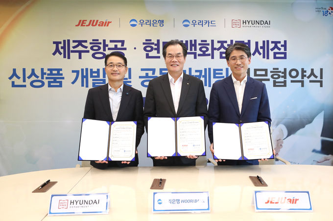 우리은행(은행장 손태승)은 서울시 중구에 위치한 본점에서 우리카드, 제주항공, 현대백화점면세점과 함께 ‘신상품 개발 및 공동마케팅을 위한 업무협약’을 체결했다고 12일 밝혔다. 이날 협약식에는 이동연 우리은행 국내부문장(사진 가운데), 황해연 현대백화점면세점 대표이사(왼쪽), 김재천 제주항공 부사장(오른쪽)이 참석했다.