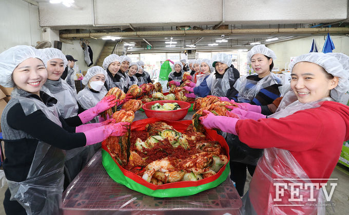 현대상선 임직원들이 강서구 외발산동 수협직판장에서 소외계층을 위한 ‘사랑의 김장 나눔’ 행사를 진행하고 있다. (사진=현대상선 제공)