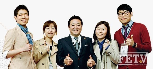 전격 퇴진을 선언한 이웅열 코오롱그룹 회장(가운데)이 직원들과 환하게 웃고 있는 모습 (사진=코오롱그룹 홈페이지 캡처)