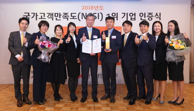 4일 열린 국가고객만족도(NCSI)1위 기업 인증식에서 (왼쪽 5번째)허인 KB국민은행장과 (왼쪽 6번째)성채현 KB국민은행 소비자브랜드전략그룹 대표가 직원들과 포즈를 취하고 있다.