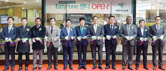 KEB하나은행이 ‘외국인근로자 전용 센터’를 명동에 개설한 가운데 개소식에서 함영주 KEB하나은행장(사진 왼쪽 여섯 번째), 이재성 서울관광재단 대표이사(사진 왼쪽 여덟 번째), 라울 헤르난데즈 주한 필리핀 대사(사진 왼쪽 일곱 번째), 우 뚜라 뗏 우 마웅 주한 미얀마 대사(사진 왼쪽 다섯 번째), 이영 의정부 외국인노동자지원센터장(사진 왼쪽 두 번째), 박지환 KEB하나은행 기업영업그룹 전무(사진 왼쪽 첫 번째)가 기념촬영을 하고 있다.