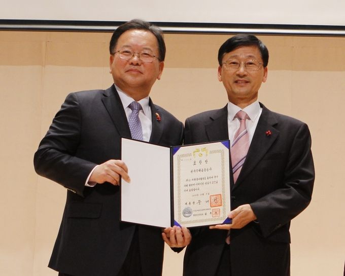 이정환 주택금융공사 사장(오른쪽)이 5일 광주시 김대중컨벤션센터에서 자원봉사대상 대통령 표창을 수상한 후 김부겸 행정안전부 장관과 기념촬영 하고 있다.