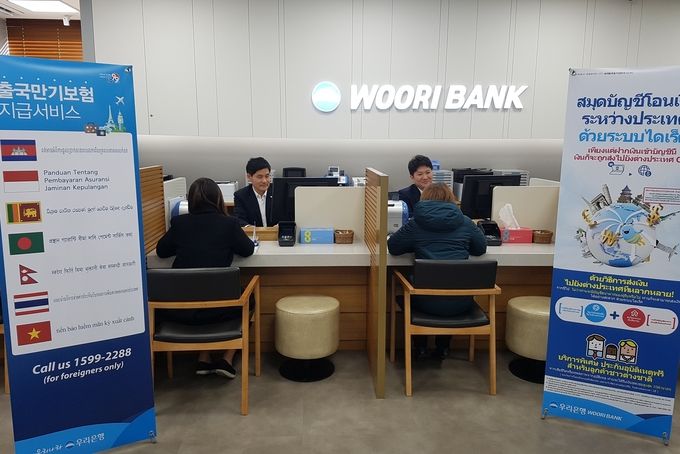우리은행은 외국인 근로자와 다문화가족의 금융편의를 위하여 외국인이 많이 거주하고 있는 김포시 대곶면에 ‘김포외국인금융센터’를 개설했다고 10일 밝혔다.