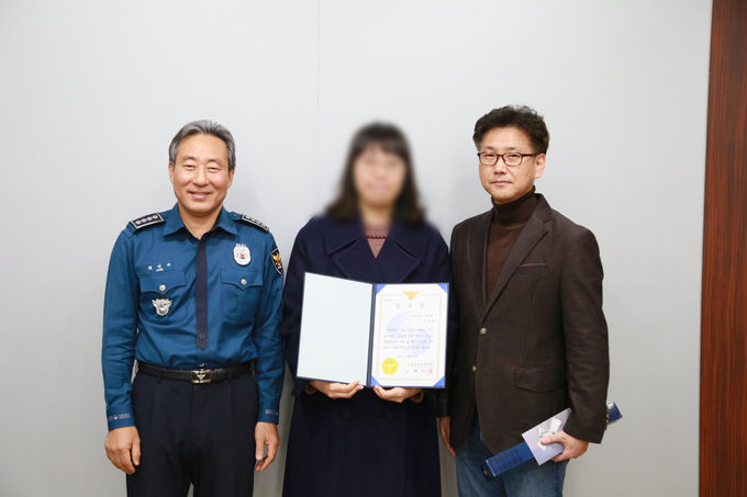 카카오뱅크 소비자보호파트 직원들이 서울광진경찰서로부터 보이스피싱 피해 예방 감사장을 수여 받고 기념사진을 촬영하고 있다.