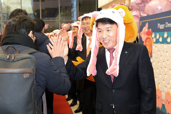 KEB 하나은행은 2일 아침 을지로 본점에서 함영주 은행장과 임직원들이 ‘새해 아침 인사’를 나누며 새해 첫 영업일을 활기차게 시작했다. 함영주 KEB하나은행장(사진 오른쪽)이 출근하는 직원들과 반갑게 인사를 나누고 있다.