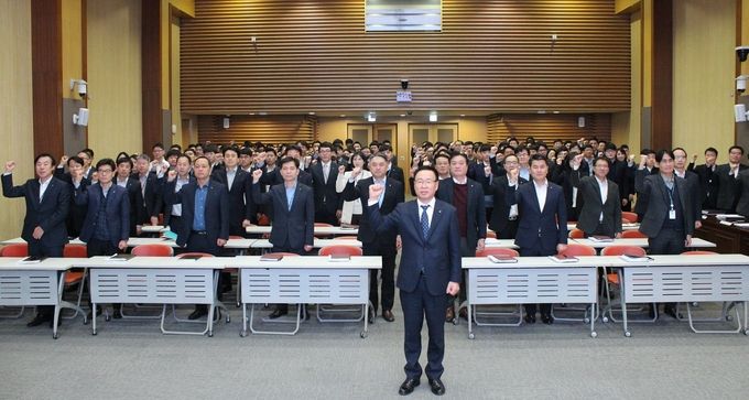 NH농협은행 여신심사·기업구조개선부문은 7일 중구 통일로 본사 대강당에서 임직원 180여명이 참석한 가운데 ‘2019년 사업추진 결의대회’를 실시했다고 밝혔다.