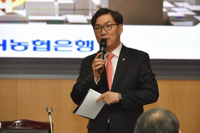 이대훈 농협은행장이 8일 농협은행 본점 대회의실에서 개최된 '2019년 경영목표 달성회의'에 참석해 당부의 말을 전달하고 있다.