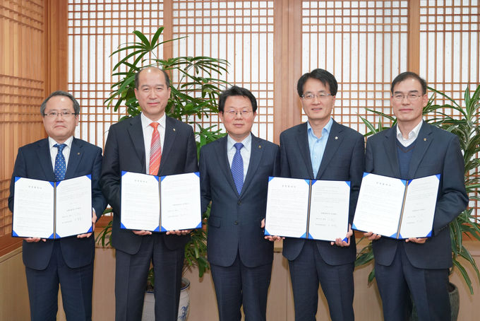 지난 21일 농협금융 본사에서 열린 농협금융 경영협약식에서 NH농협금융지주 김광수 회장(왼쪽 3번째)과 집행간부들이 경영협약 체결을 마친 후 기념촬영을 하고 있다.