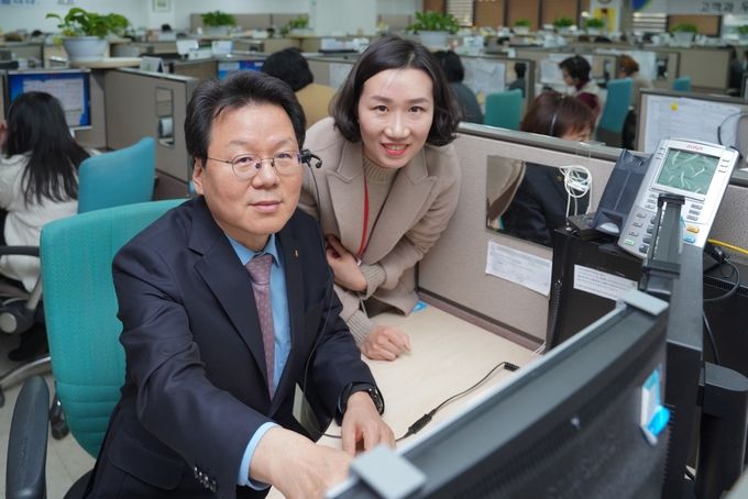 지난 28일 NH농협은행 고객행복센터(서울시 용산구 소재)를 방문한 NH농협금융지주 김광수 회장(왼쪽)이 직접 고객 전화 상담을 하고 있다.