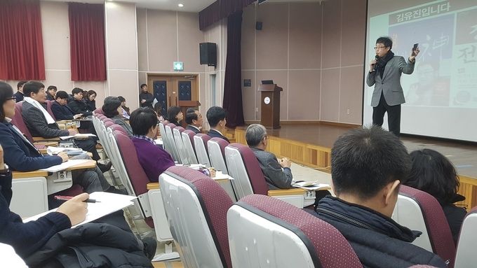 신한은행은 14일 강원대학교 법학전문대학원 대강당에서 강원도내 자영업자 고객 200여명을 대상으로 사업운영의 노하우를 전수하는 ‘성공 두드림 세미나’를 실시했다.
