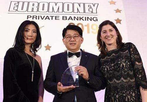 KEB하나은행은 세계적 금융전문지 유로머니(Euromoney)誌가 영국 런던에서 21일(현지시각 기준) 개최한 제 16회 '프라이빗 뱅킹 & 자산관리 서베이 2019 시상식'에서 PB부문 국가별 최고상인 '대한민국 최우수 PB은행' 상을 수상했다. 사진은 시상식 후 장경훈 KEB하나은행 웰리빙그룹 부행장(사진 가운데)이 헬렌 에버리 유로머니 프라이빗뱅킹 편집자(사진 오른쪽), 릴리 츄 유로머니 프라이빗뱅킹 글로벌 발행인(사진 왼쪽)과 함께 기념촬영하는 모습.