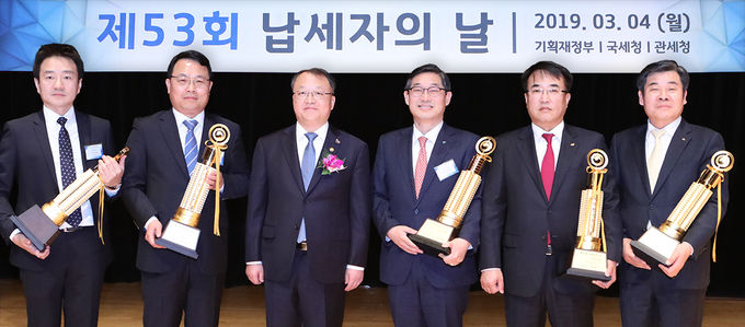 KEB하나은행이 서울 코엑스 컨벤션 센터에서 열린 제53회 납세자의 날 기념행사에서 모범 납세 기업으로 국가 재정에 기여한 공로를 인정받아 ‘고액납세의 탑’인 ‘국세 6천억원 탑’을 수상했다. 시상식 후 이후승 KEB하나은행 경영기획그룹장(사진 왼쪽 네 번째)이 한승희 국세청장(사진 왼쪽 세 번쨰) 등과 기념촬영을 하고 있다.