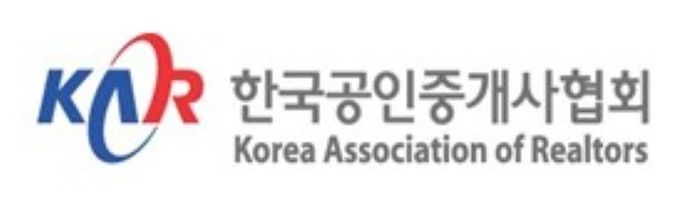 한국공인중개사협회는 임금협상 과정 중에 노조 위원장의 직급을 강등 조치했다. 이를 두고 노조는 노조집행부를 압박하고 노조활동을 방해하려는 의도가 다분하다며 비난, 법적 대응을 시사하고 나섰다.