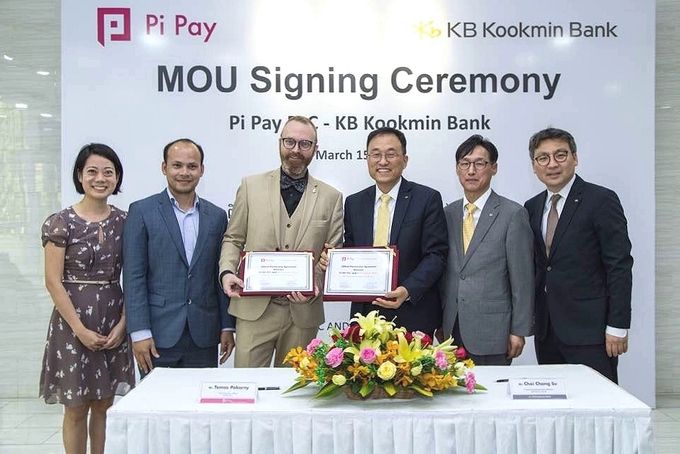 KB국민은행은 지난 15일 캄보디아 프놈펜에 위치한 KB캄보디아은행 본점에서 캄보디아 1위 모바일 결제(페이먼트) 플랫폼인 파이페이(Pi Pay)와 상호 협력방안을 담은 양해각서(MOU)를 체결했다. (사진은 좌측부터) Kelly Chng Koon Koon 파이페이 마케팅디렉터, Sopheak Min 파이페이 CFO, Tomas Pokorny 파이페이 CEO, 최창수 KB국민은행 글로벌사업본부 상무, 박용진 KB캄보디아은행 법인장, 장지규 KB국민은행 글로벌기획부장.