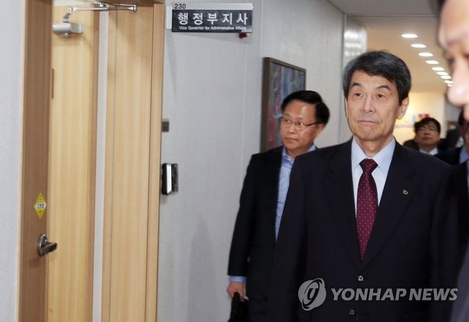 이동걸 산업은행 회장이 18일 오전 입을 굳게 다문 채 경남도청 회의실로 들어서고 있다. 이 회장은 대우조선해양 매각과 관련해 지역 여론을 듣고 현안 논의를 위해 이날 박성호 도지사 권한대행, 거제시장 등과의 간담회를 직접 요청한 것으로 알려졌다.