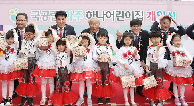 하나금융그룹은 18일 거제시와 함께 거제시 아주동에 위치한 '국공립 아주하나어린이집' 개원식을 가진 후 어린이들에게 선물을 전달하고 박승 하나금융그룹 사회공헌위원장(왼쪽에서 세번째), 함영주 KEB하나은행장(왼쪽에서 두번째), 변광용 거제시장(왼쪽에서 네번째)이 어린이들과 기념촬영을 하고 있다.