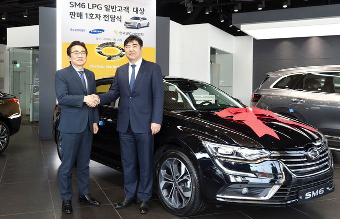 김태준 르노삼성자동차 영업본부 상무(사진 왼쪽)와 국내 1호 LPG 일반판매 고객인 김상범 한국LPG산업협회 회장(사진 오른쪽)이 1호차 전달식을 진행했다.