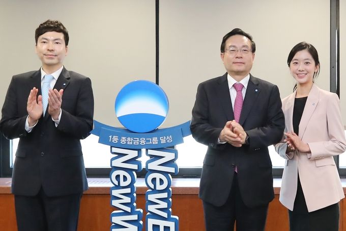 우리은행 본점 투게더룸에서 열린 그룹경영협의회에서 배지 수여식을 가졌다. 손태승 우리금융그룹 회장(가운데)이 직원들과 새롭게 디자인된 그룹 배지를 착용하고 기념촬영을 하고 있다.
