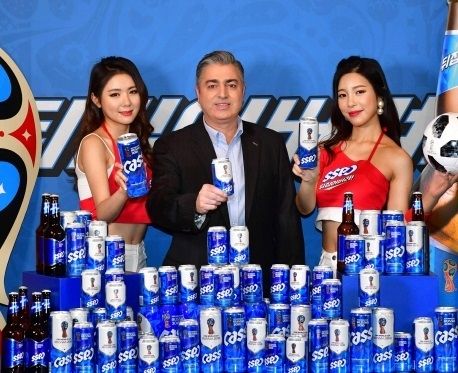 2018년 4월 서울 중구 반얀트리에서 브루노 코센티노(한국명 고동우) 사장장이 ‘2018 피파 러시아 월드컵’ 공식 맥주로 선정된 카스를 홍보하고 있는 모습.
