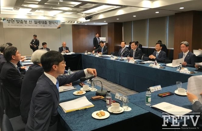 최종구 금융위원장, 은행연합회장, 주택금융공사 사장, 13개 은행장 및 부행장이 22일 은행연합회에서 개최된 '청년 맞춤형 전·월세대출 협약식'에서 협약서에 서명하기 전 대화를 나누고 있다.