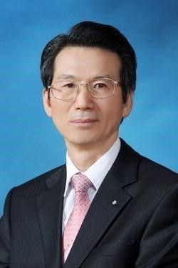 대한손해사정법인협회는 지난 27일 사원총회를 열고 제2대 회장에 이득로 전 보험연수원 부원장을 최종 선임했다. 이날 사원총회에서 이 회장은 회원사들의 압도적인 지지를 받았다. 그는 국내 손해보험업계내 자동차보험 전문가로 손꼽히는 등 손해보험협회에서 약 30년간 몸담아온 보험베테랑으로 평가된다.