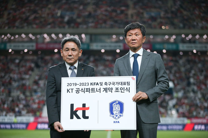 행사에 참석한 이필재 KT마케팅부문장 부사장과 정몽규 대한축구협회 회장이 기념촬영을 하고 있다.