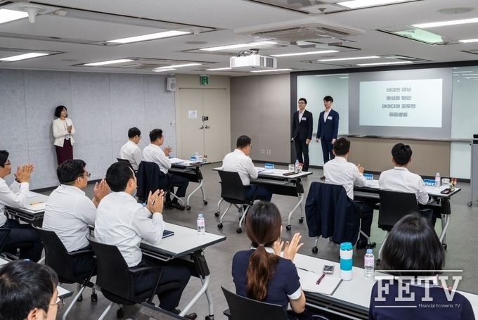 JB금융그룹이 전북은행과 광주은행 신입직원 대상 아이디어 공모전 최종 결과를 발표하고 있다. (사진=JB금융그룹)
