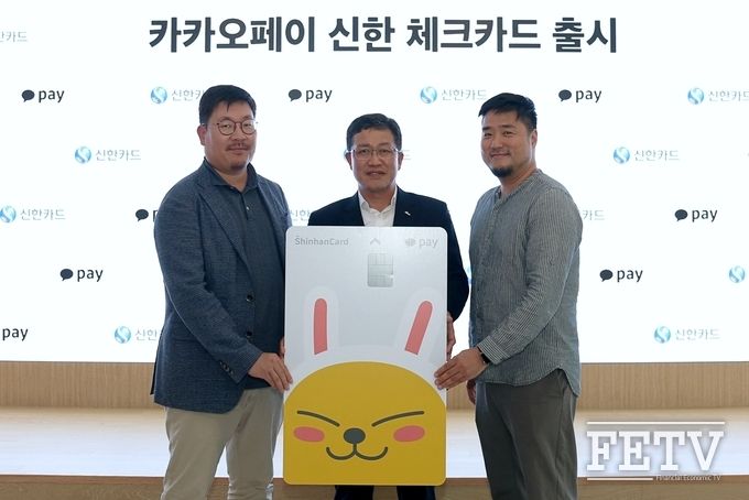 (왼쪽부터) 카카오페이 이진 사업총괄과 신한카드 이석창 영업총괄본부장, 카카오페이 이지홍 브랜드총괄이 ‘카카오페이 신한 체크카드’ 출시 기념사진을 촬영하고 있다. (사진=신한카드)