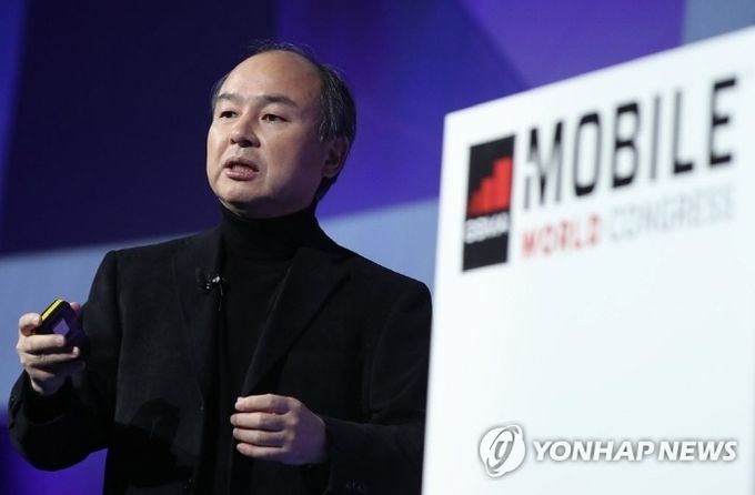 손정의 일본 소프트뱅크 회장이 지난 2017년 스페인 바르셀로나에서 열린 'MWC2017'에서 기조연설을 하고 있다. 사진=연합뉴스 