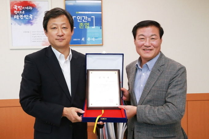 유희관(왼쪽) KT스카이라이프 부사장이 9일 강원도청에서 정만호 강원도 경제부지사로부터 고성·속초 산불 화재 피해 지원 공로를 인정받아 감사패를 받았다. 사진=KT스카이라이프