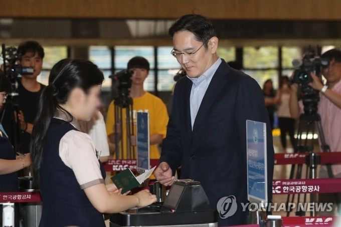  이재용 삼성전자 부회장이 일본 정부의 수출 규제에 대한 대책을 마련하기 위해 지난 7일 서울 김포공항을 통해 출국하고 있다. 사진=연합뉴스