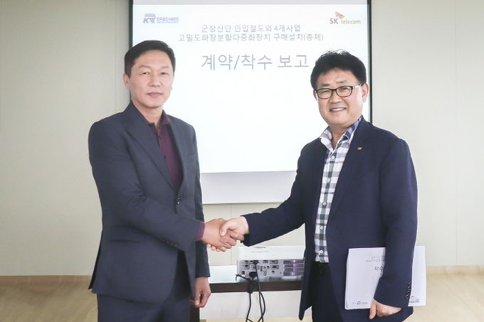 계약식에 참석한 김대중(왼쪽) SK텔레콤 B2B사업본부 공공사업1팀장과 김학렬 한국철도시설공단 기술본부 통신처장. 사진=SK텔레콤