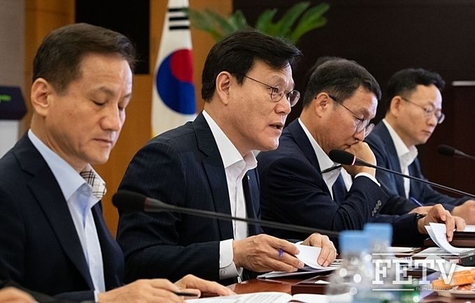 금융위원회 최종구 위원장이 상호금융 활성화 방향에 대해 논의하고 있다. (사진=금융위원회)