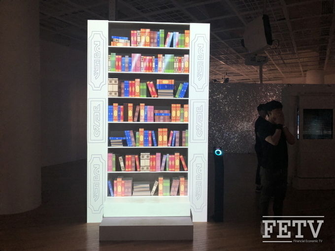 ‘메이플스토리’를 모티브로 관람객은 메이플 월드 속 인물이 돼 특정 책을 터치하면 해당 에프시도의 주요 문구와 BGM을 들을 수 있다. 사진=조성호 기자
